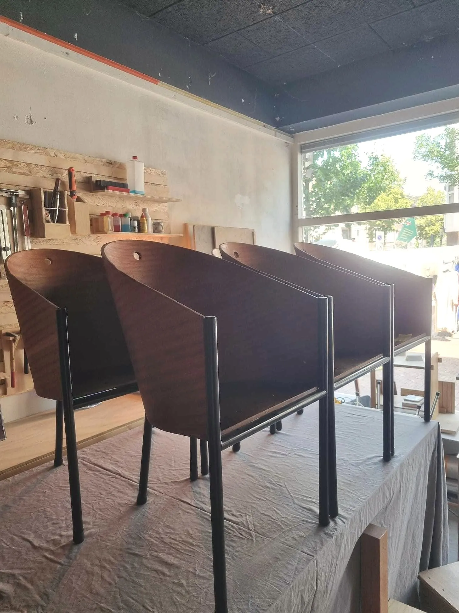 Costes-stoelen van Philippe Starck in de werkplaats, klaar voor restauratie