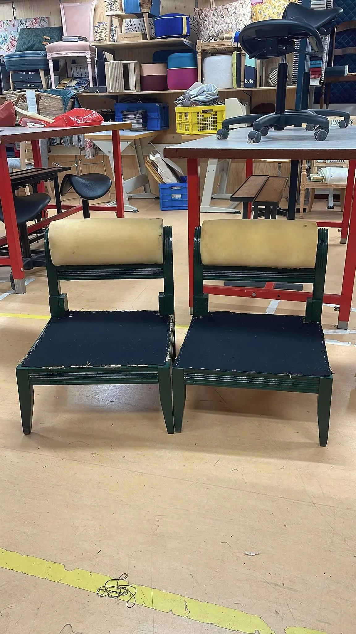 Twee groene stoelen, halverwege het opnieuw stofferen