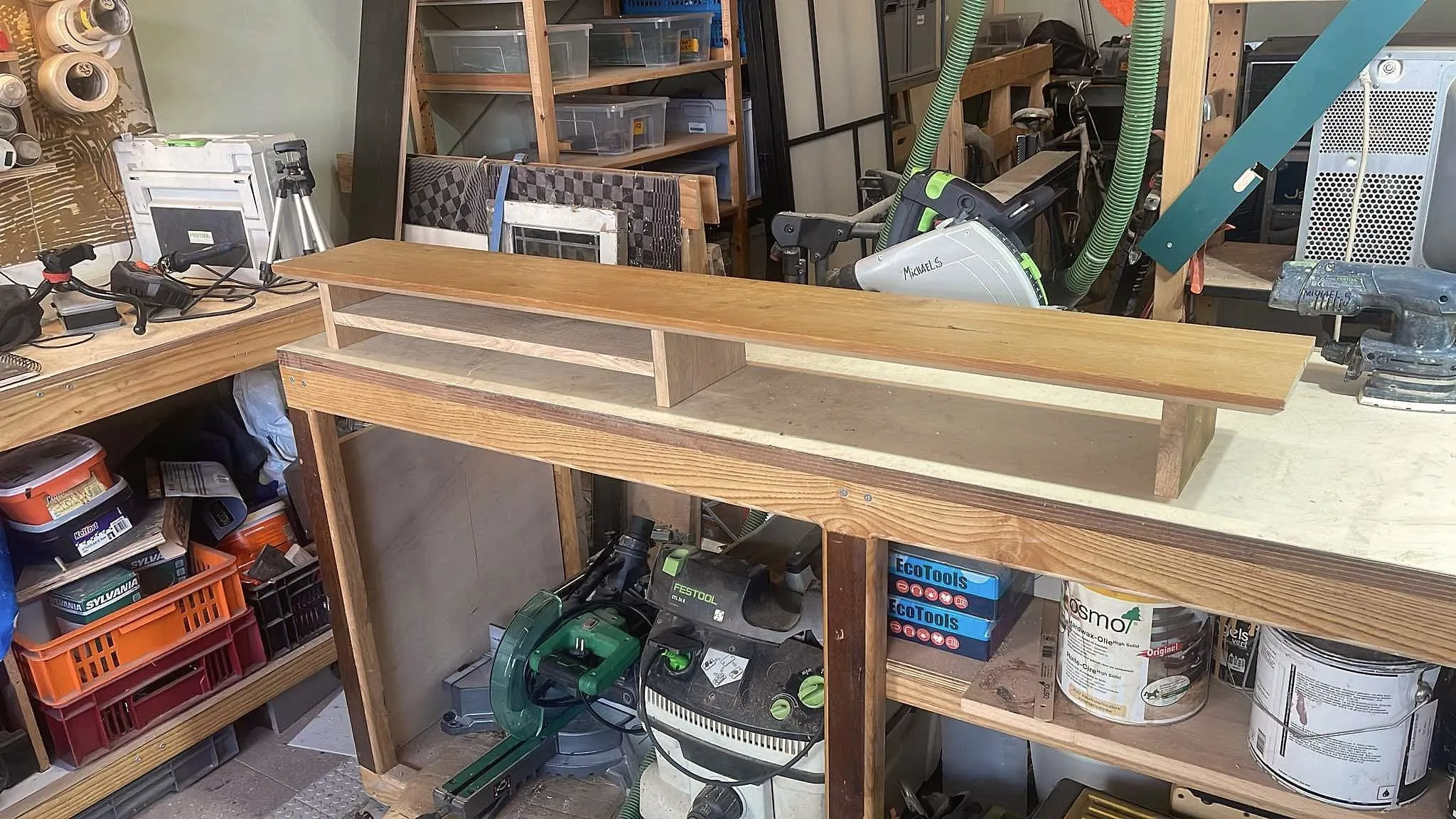 Nieuwe wandplank op de werkbank